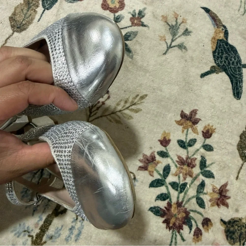 Steve Madden Silver girls Belinda Shoes size 4 big kids